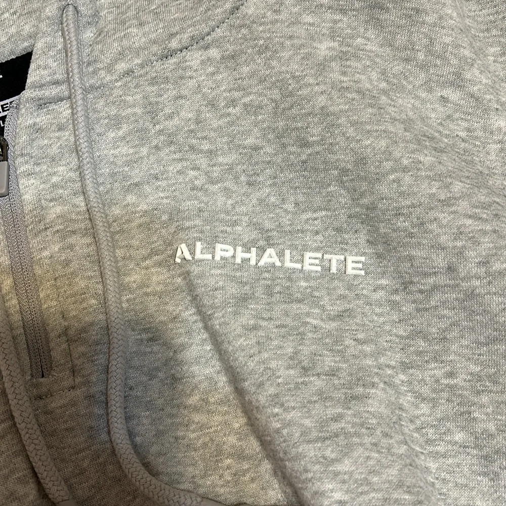 Alphalete capital crop hoodie - Picture 2 of 5